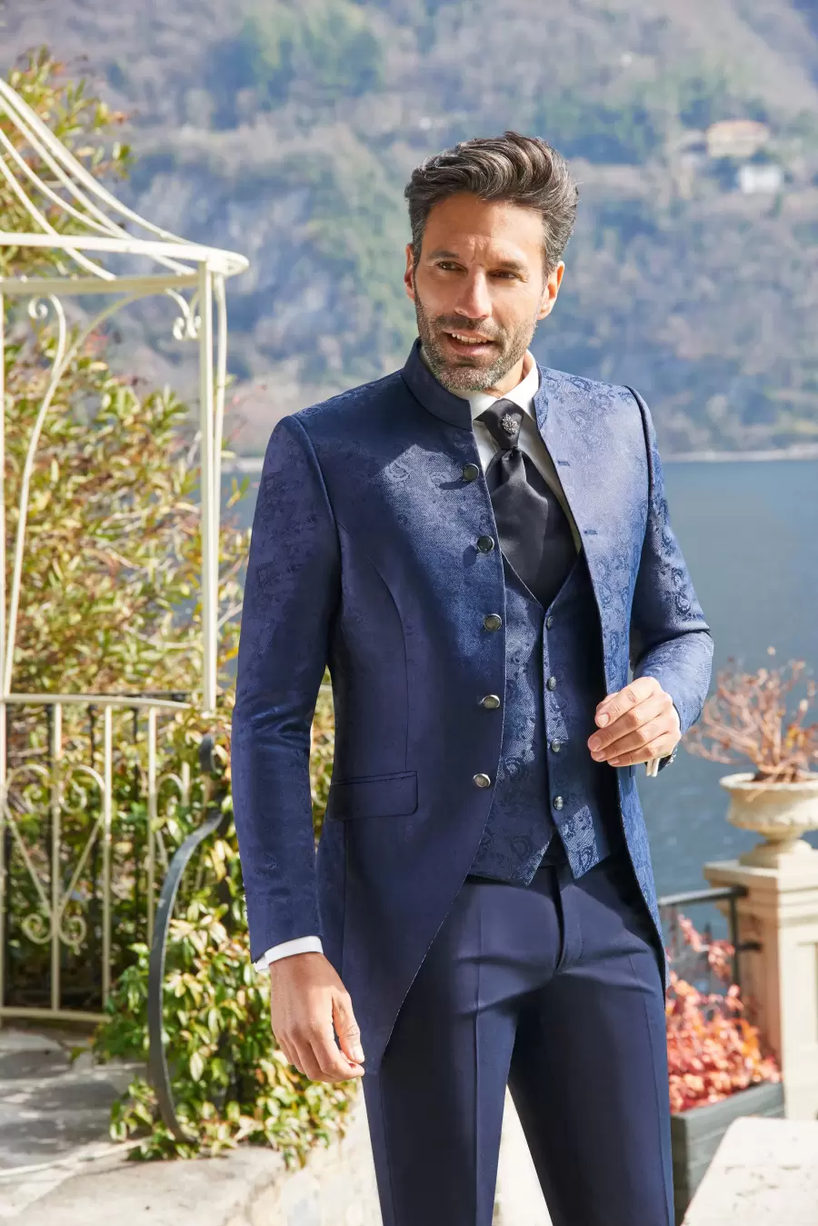 costume de mariage bleu marine